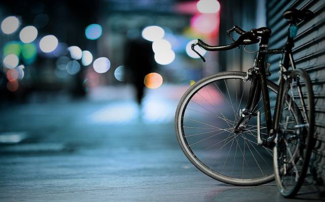 Не следует оставлять велосипеды без присмотра в подъездах домов, на улицах, около магазинов.