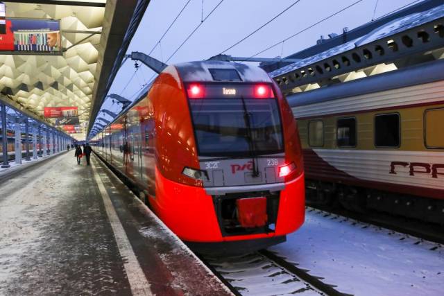 На вокзал Великого Новгорода поезд будет прибывать в 23:09.
