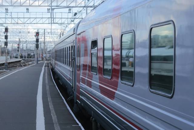 Из Санкт-Петербурга до Чудова и Сольцов можно добраться поездом за 361 и 445 рублей.