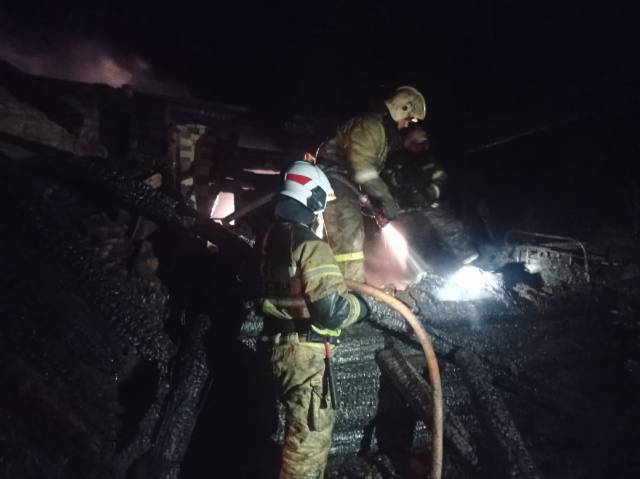В старорусской деревне Тулебля на пожаре погибли мать и трое детей.