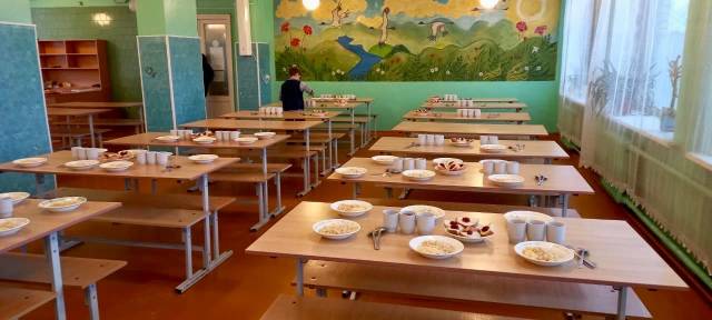 Администрация Новгородского района договорилась с поставщиками школьной еды о заморозке цен
