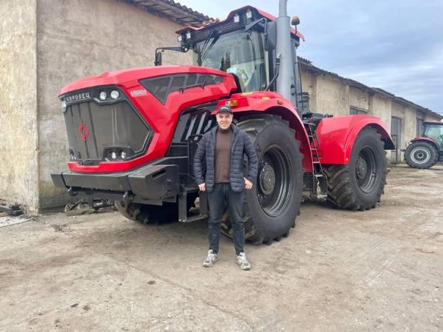 Впечатлениями от технических возможностей трактора Денис Павлюк пообещал поделиться летом, когда попробует «Кировец» в деле.