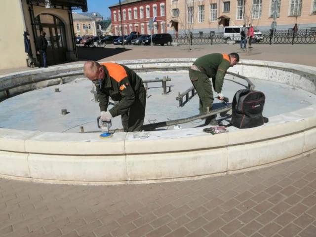 Сотрудники «Вилины» начали очистку и реставрацию чаши фонтана.
