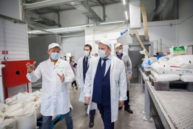 В конце марта Андрей Никитин посетил перерабатывающее производство ООО «Стоик» в Маловишерском районе.