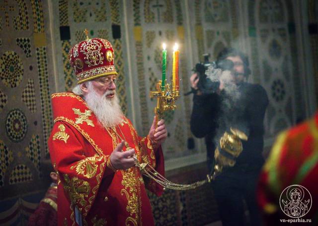 Прямая трансляция праздничного Пасхального богослужения из Софийского собора начнётся сегодня, 23 апреля, в 23.20 на канале Новгородского областного телевидения.