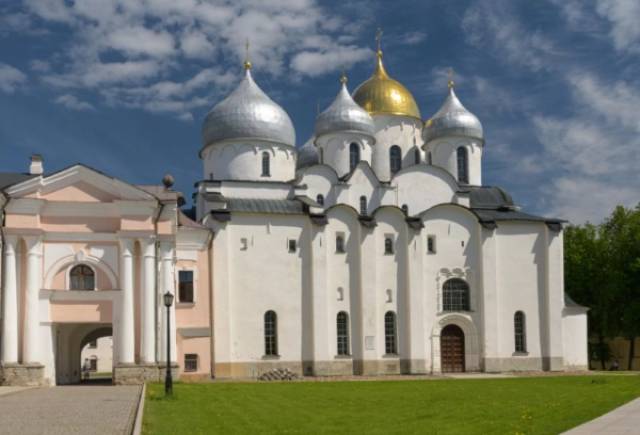 Богослужение в Софийском кафедральном соборе в Великом Новгороде совершил митрополит Лев.