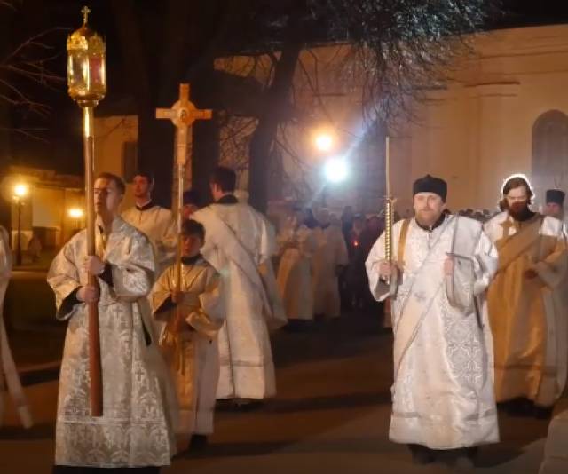 В пасхальную ночь вокруг Софийского собора в Новгородском кремле прошёл крестный ход.
