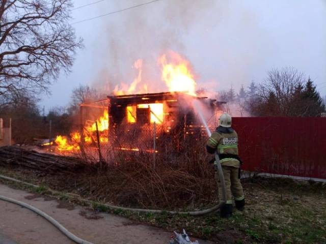 Огонь полностью уничтожил дом.