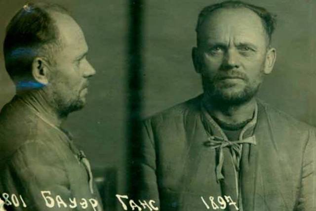 В показаниях пилота Ганса Баура говорится, что происходило в бункере фюрера до и после того, как Гитлер покончил жизнь самоубийством.