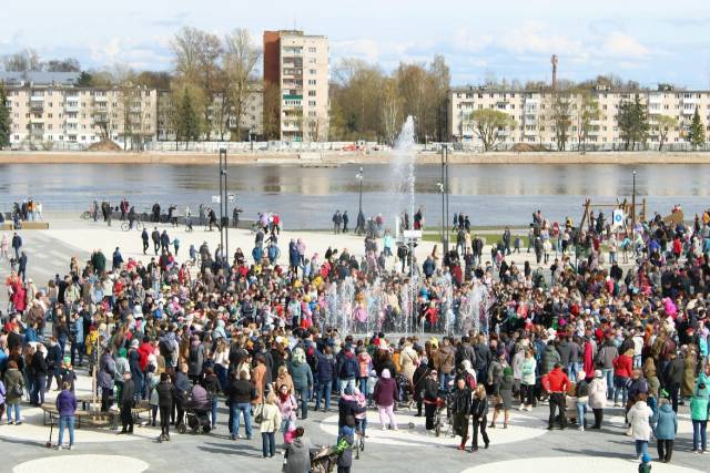 Особый интерес у горожан ожидаемо вызвал пуск нового, сухого фонтана на Софийской площади