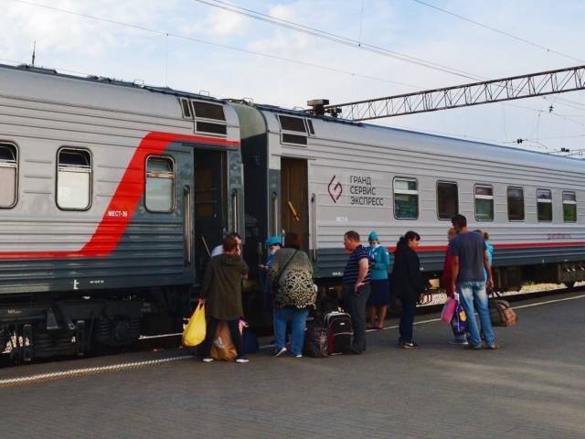 Поезд в Евпаторию отправится из Великого Новгорода в 18:40. Время в пути до конечной точки составит 42 часа.