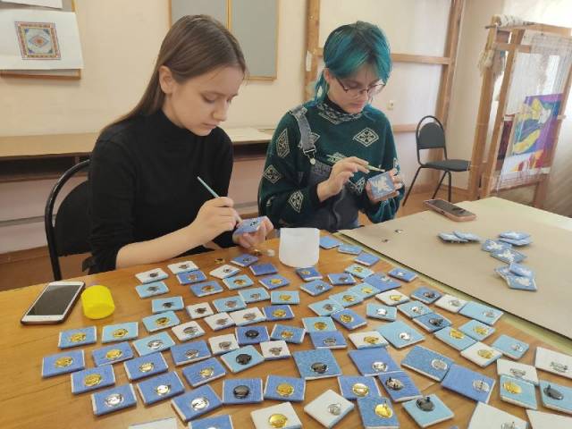 Студенты изготовили для ветеранов Великой Отечественной войны 200 памятных сувениров.