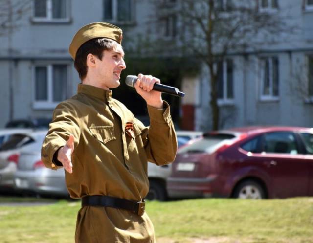 Ветераны Великой Отечественной войны, труженики тыла, узники фашистских концлагерей получат поздравления прямо во дворах своих домов.