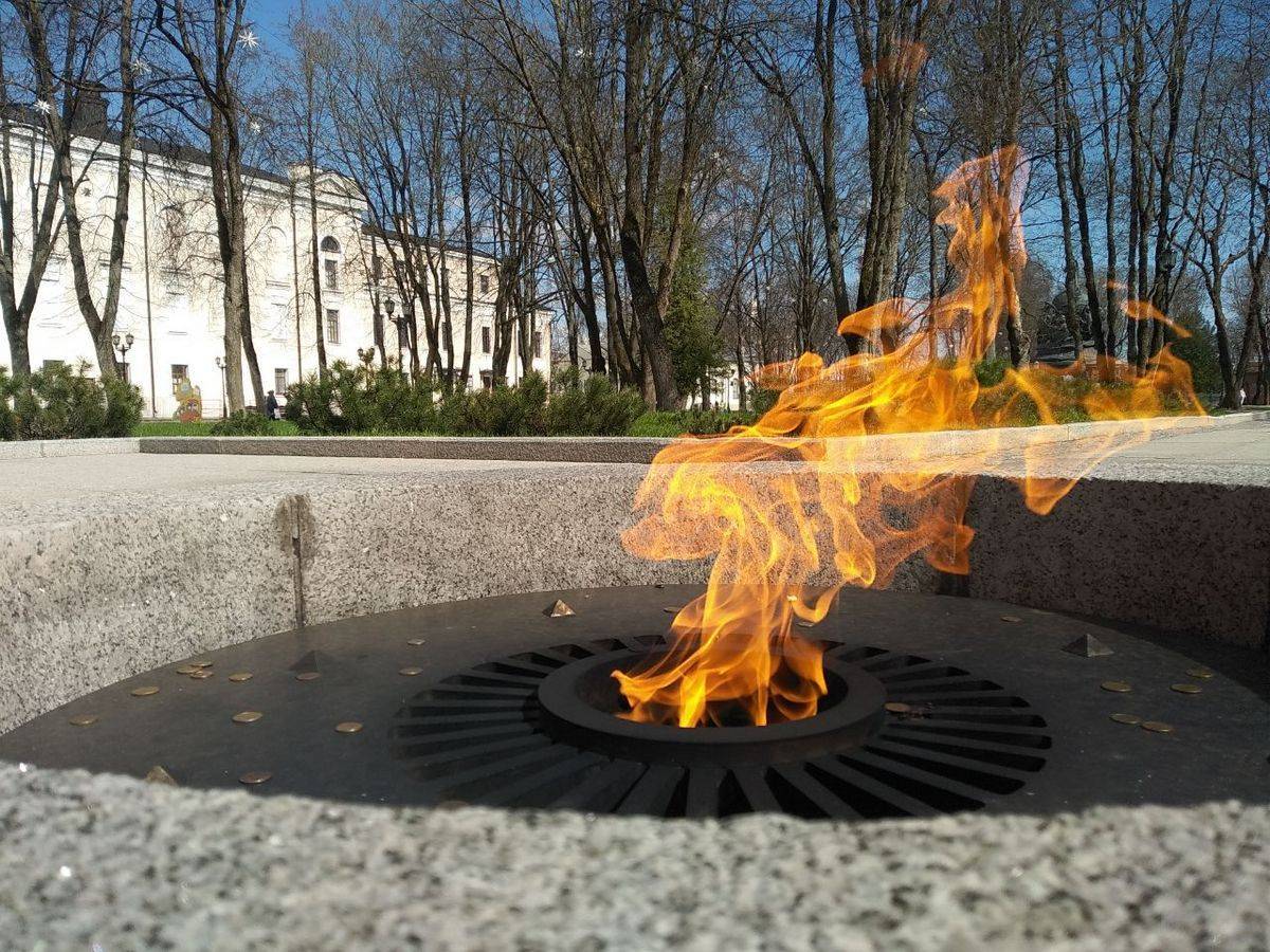 В Великом Новгороде мемориал «Вечный огонь славы» открыли в кремле 8 мая 1965 года.