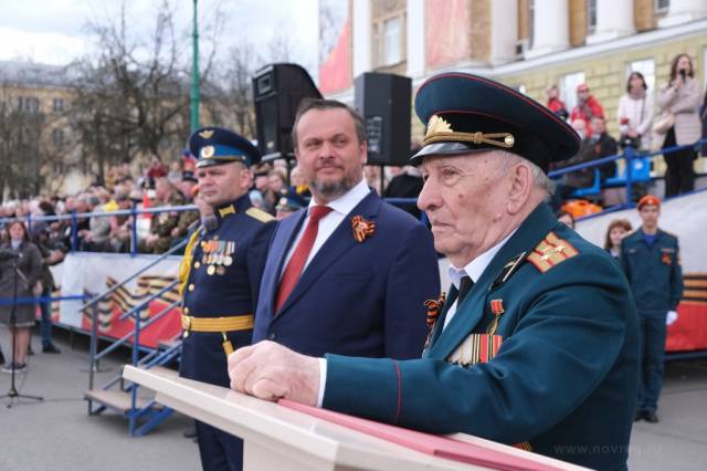 Почётное право принимать торжественное прохождение войск было предоставлено ветерану Великой Отечественной войны Василию Крестьянинову.