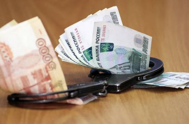 За взятку должностному лицу полагается штраф в размере до 4 млн рублей или заключение на срок до 15 лет.
