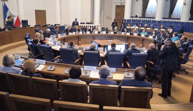 На заседании было подписано соглашение о сотрудничестве между правительством Новгородской области, Российским союзом промышленников и предпринимателей и Региональным объединением работодателей.