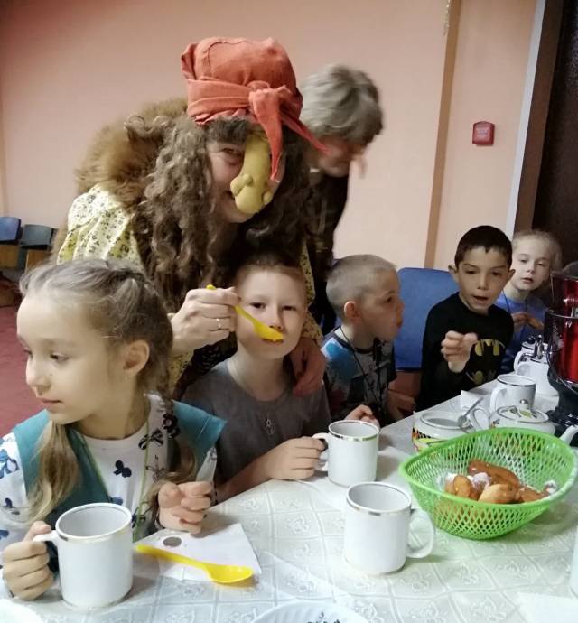Детям нравится приезжать в Юрьево, в гости к Бабке Ёжке.