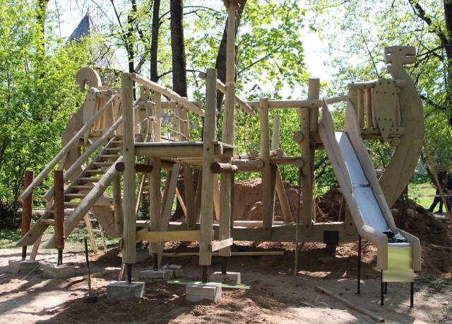 Необычный детский игровой комплекс в виде ладьи скоро откроется в Кремлёвском парке.