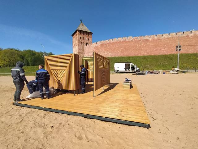 На новгородском Кремлёвском пляже устанавливают кабинки для переодевания