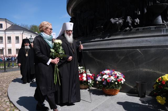Елена Кирилова и митрополит Лев возложили цветы к горельефам Кирилла и Мефодия.