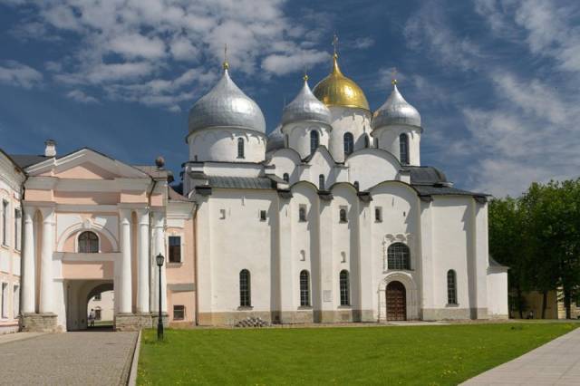 Празднование Дня города в Великом Новгороде раньше совмещали с Днём России.