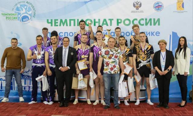 Михаил (на фото третий справа)  выступал в составе мужской четвёрки вместе со спортсменами из разных регионов.