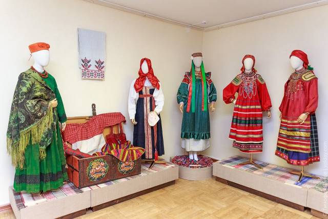 В экспозиции представлены удивительные по красоте полные комплексы праздничной девичьей и женской одежды