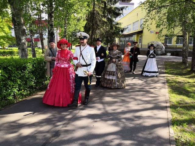 На аллеях курортного парка также можно было увидеть дам и кавалеров, одетых в костюмы XIX века.
