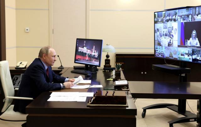 Владимир Путин провёл встречу с россиянами, награждёнными орденом «Родительская слава».