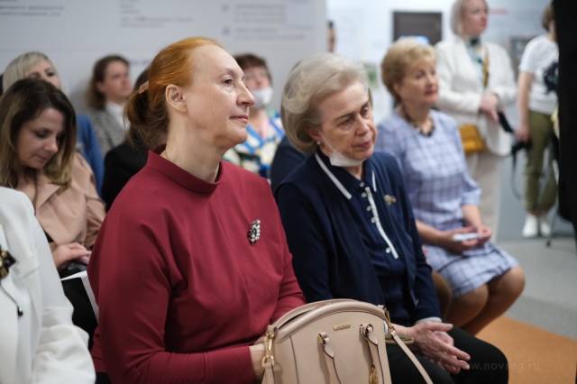 В форуме приняли участие около 200 активных жительниц Новгородской области.
