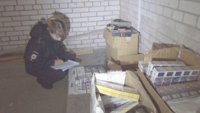 На несанкционированной торговой точке полиция изъяла более 5 тысяч пачек сигарет стоимостью около 1 млн рублей.
