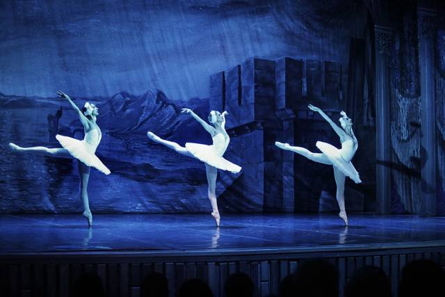 Премьера «Лебединого озера» состоялась в Большом театре в 1877 году, а спустя 18 лет балетмейстеры Лев Иванов и Мариус Петипа создали новую редакцию постановки
