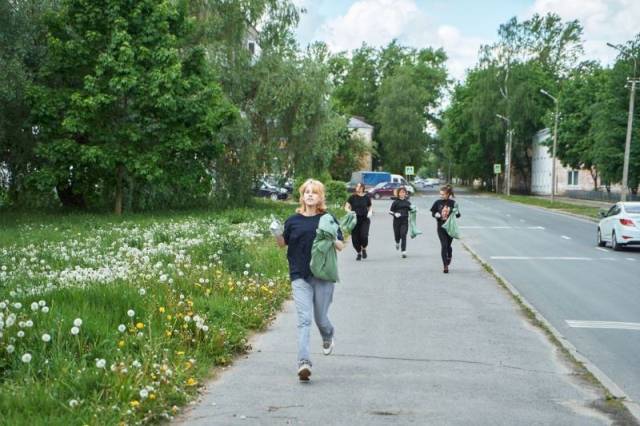 Активисты губернаторского проекта «Экосреда53» провели в Великом Новгороде первый плоггинг-забег на дистанцию 1,5 км.