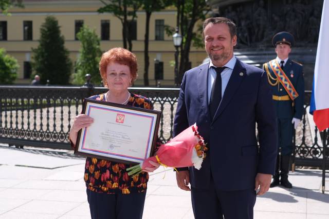 Государственных и областных наград и поощрений удостоены более 50 жителей Новгородской области.