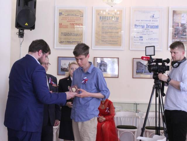 Юным новгородцам вручили паспорта в торжественной обстановке