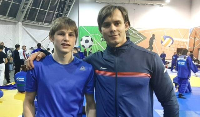 Спортсмена тренирует Игорь Яросвет.