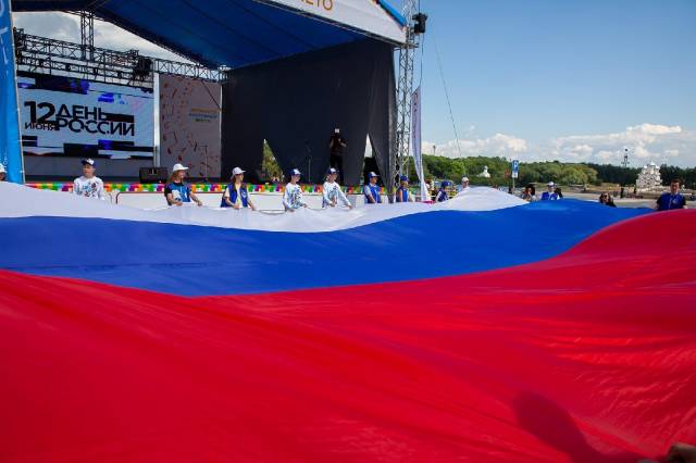 «Волонтёры Победы» растянули огромное полотно российского триколора.