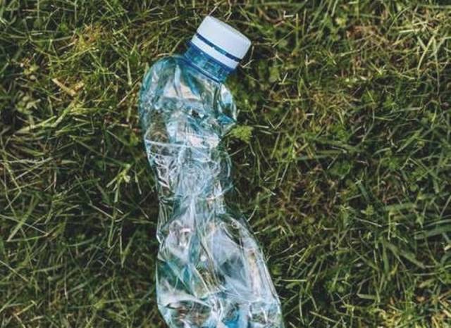 Мужчина избил подростка пластиковой бутылкой.