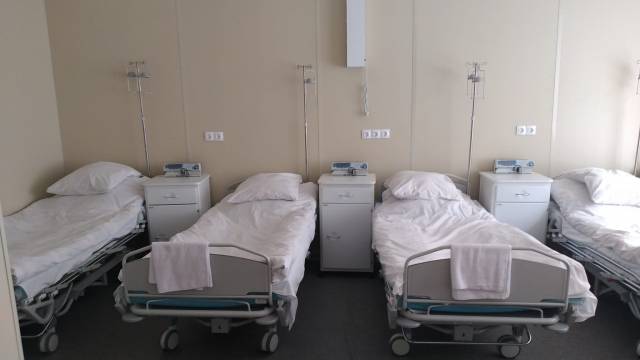 На базе цента онкопомощи в Боровичах развёрнут дневной стационар на восемь коек, где пациенты проходят обследование и лекарственную терапию.