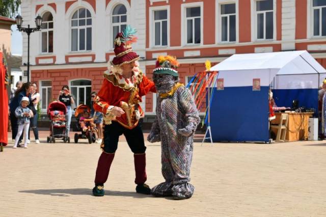На фестивале «Верста Cтарорусского Петрушки» гостей встречал лубочный персонаж Фарнос Красный Нос