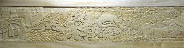 На деревянном панно Мария Ломовская изобразила 9 сюжетов, в том числе из известных новгородских легенд.