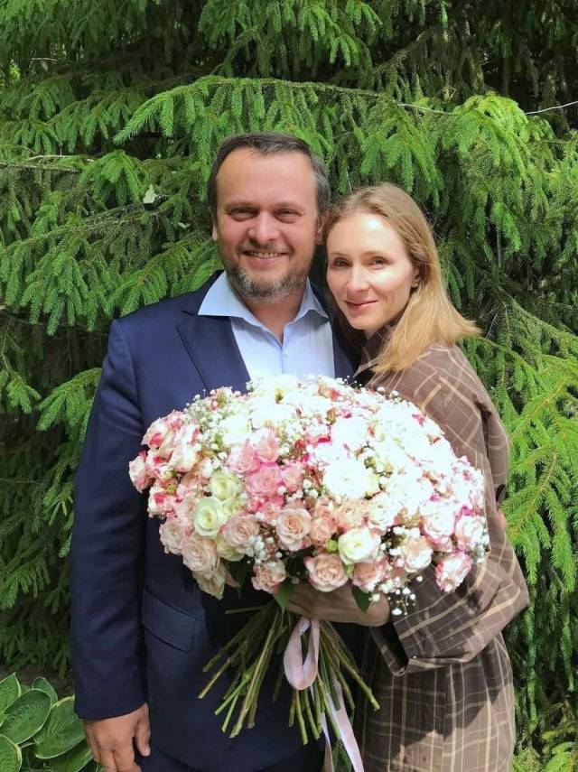 Губернатор Андрей Никитин поздравил супругу с Днём медицинского работника
