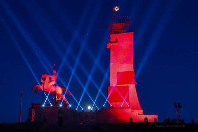В ночь с 24 на 25 июня прожекторы озарят монумент Победы на Софийской набережной.