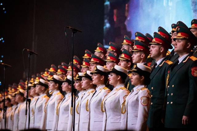 На Софийской набережной выступит академический ансамбль песни и пляски Российской Армии имени А.В. Александрова.