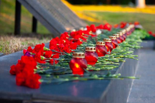 Участники акции возложили цветы к мемориалу, почтили память павших защитников Родины и жертв войны минутой молчания