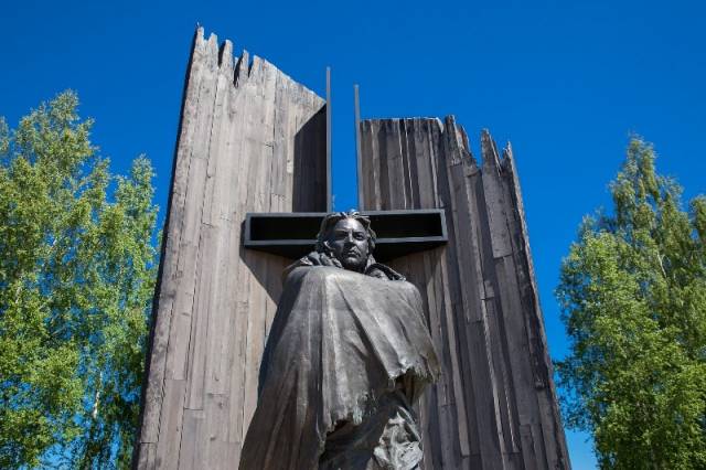 Мемориал в деревне Жестяная Горка – первый в России, посвящённый трагедии мирных жителей, погибших в годы Великой Отечественной войны.