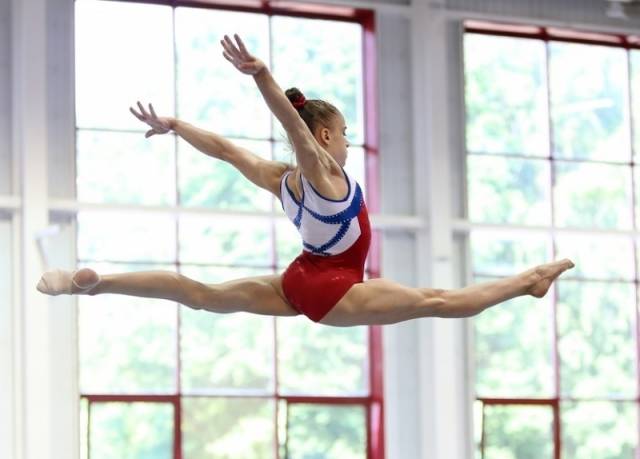 Анастасия Бедрина завоевала золотую медаль в упражнениях на бревне, опередив и белорусских гимнасток, и подруг по команде.