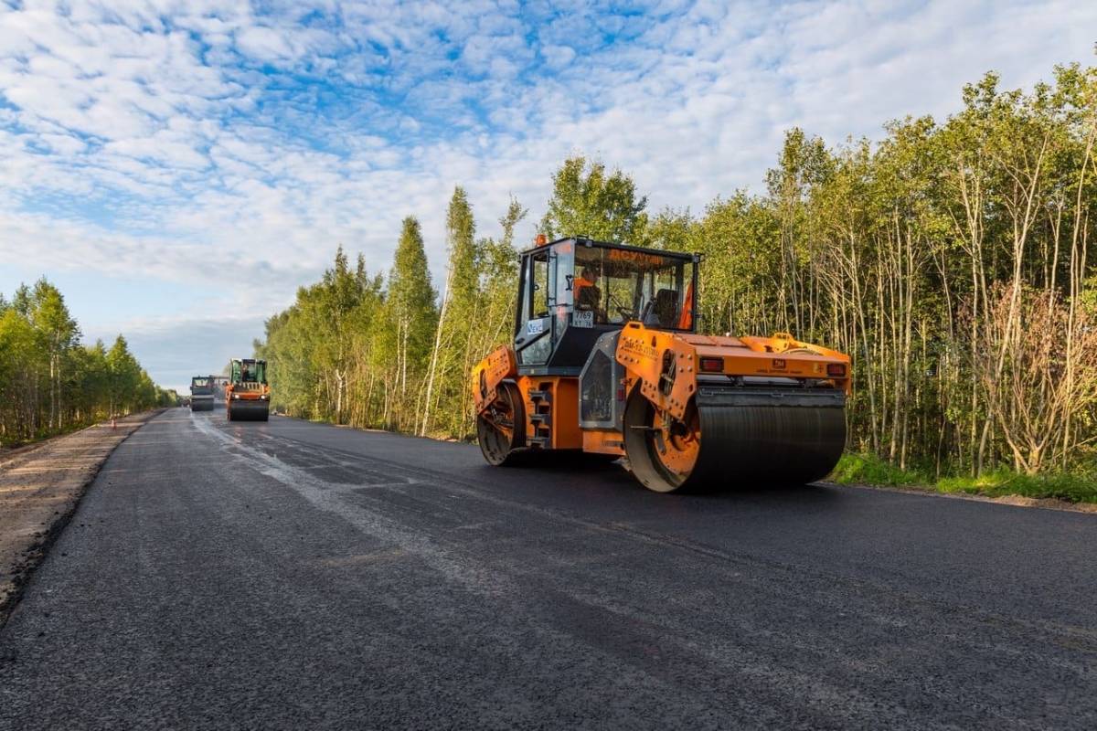 Ремонтом региональных дорог в Новгородской области сейчас заняты 180 рабочих и более 100 единиц техники.