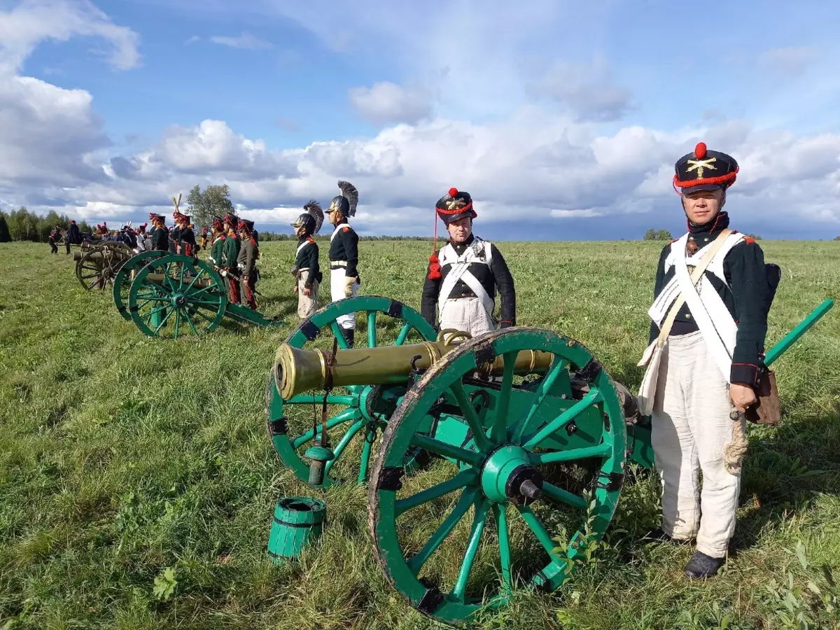 16 июля на поле боя выйдут около 120 реконструкторов, 16 кавалерийстов-гусар на подготовленных лошадях, четыре артиллерийских расчёта.